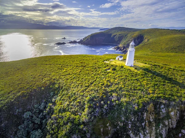มมองทางอากาศของ Bruny Island Lighthouse ตอนพระอาท ตกด ทาสมาเน ออสเตรเล รูปภาพสต็อก
