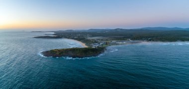 Arrawarra 'nın hava panoramik manzarası şafakta okyanus kıyısı. Arrawarra, Yeni Güney Galler, Avustralya