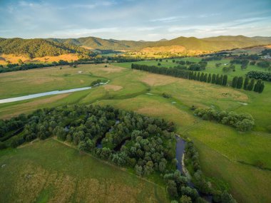 Günbatımında Eskdale, Victoria, Avustralya yakınlarındaki Mitta Mitta Vadisi 'nin çayırları ve otlaklarından oluşan hava manzarası