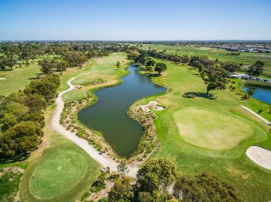 Güneşli bir günde Patterson River Golf Kulübü 'nün hava manzarası. Melbourne, Avustralya.