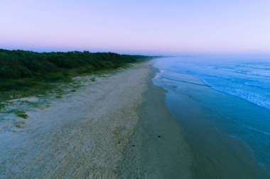 Okyanus kıyısı şafak vakti - fotokopi alanı olan hava manzarası