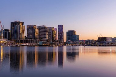 Rıhtımlar, Melbourne konut binaları ve Yarra rıhtımı şafakta.