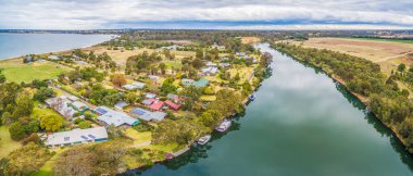 Mitchell Nehri ve Eagle Point Körfezi 'nin hava manzarası, Gippsland, Avustralya