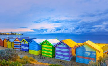 Mutlu Brighton plaj kulübeleri, pembe gündoğumunda, Melbourne, Victoria, Avustralya.