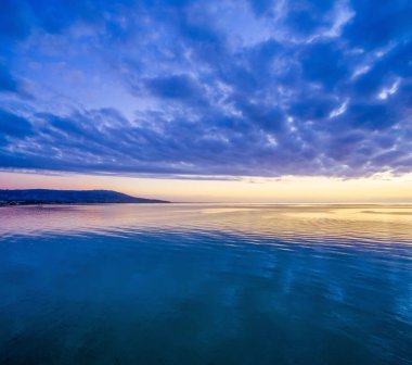 Mornington Yarımadası sahil şeridi ve Port Phillip Körfezi 'nde günbatımının hava manzarası. Melbourne Victoria, Avustralya