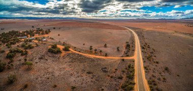 Avustralya 'nın kırsal kesimlerinde güzel gökyüzünün altında - hava manzarası