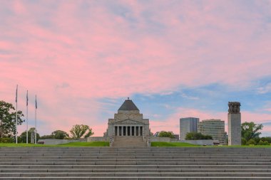 Melbourne, Avustralya - 31 Ocak 2016: Anma Tapınağı, pembe gün doğumunda, Melbourne, Avustralya.