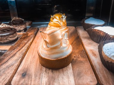 Kafe vitrininde tatlı kek. Fotokopi alanı olan vitrin.