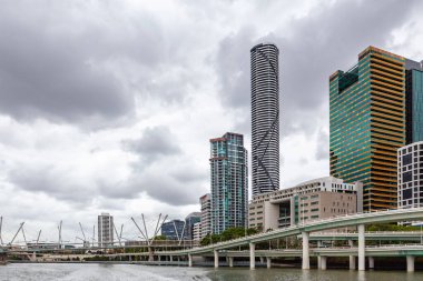 Brisbane CBD 'nin modern gökdelenleri ve köprüleri nehirden görülüyor
