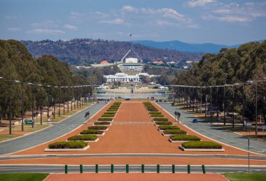 Uzakta Parlamento Binası ile birlikte Avustralya Savaş Anıtı 'ndan ANZAC geçidi izlendi. Canberra, Avustralya