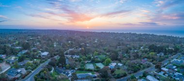 Gün batımında deniz kenarındaki kırsal alan - hava manzarası