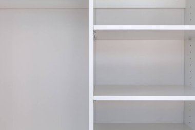 Beyaz dolaptaki boş rafları kapat