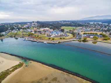 Narooma, NSW, Avustralya 'daki lüks evlerin hava manzarası.