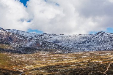 Karlı dağlar karla kaplı. Avustralya Alpleri, Kosciuszko Dağı Ulusal Parkı, NSW, Avustralya