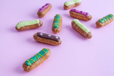 Pembe arka planda lezzetli Fransız ekleriName