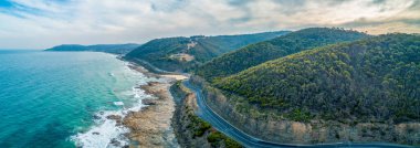 Büyük Okyanus Yolu, Victoria, Avustralya 'daki manzaralı araziden geçiyor. Havadan panoramik manzara.