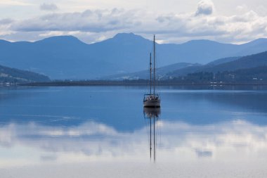 Yelkenli Huon Nehri 'nin sakin sularına yansıyor. Huon Vadisi, Tazmanya, Avustralya.