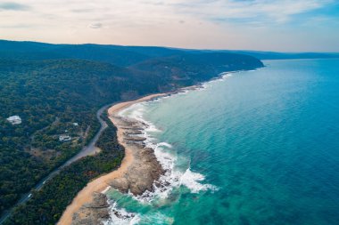 Lorne, Victoria, Avustralya yakınlarındaki Okyanus Kıyısı 'nın havadan görünüşü
