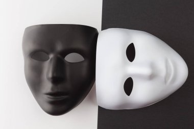 İfade olmadan farklı açılarda siyah ve beyaz maskeler.