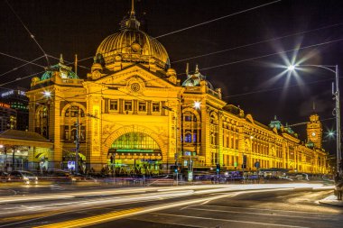 Melbourne CBD - APR 16 2016: Geceleyin Flinders caddesi istasyonundan geçen arabaların ışıklarıyla