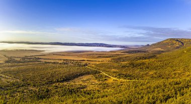 Gündoğumunda Avustralya kırsal arazisi - Çakmaktaşlar Dağları, Güney Avustralya