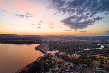 Hume Gölü Dan ve Murray Nehri alacakaranlıkta - hava manzarası