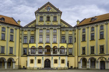 Nesvizh, Belarus - 4 Temmuz 2019: Belarus 'taki Nesvizh Radziwill Kalesi' nin iç avlusu