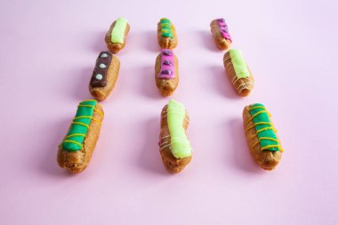 Pembe arka plan perspektifinde üç sıra Fransız ekleriName