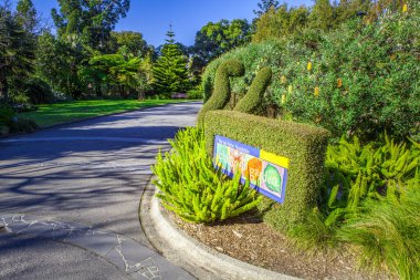 Melbourne, Avustralya - 1 Temmuz 2017: Royal Botanic Gardens 'taki Ian Potter Vakfı Çocuk Bahçesi' ne giden yol