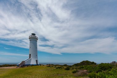 Point Stephens Deniz Feneri parlak yaz gününde güneş panellerinden güç alıyor. Fingal Körfezi, Yeni Güney Galler, Avustralya