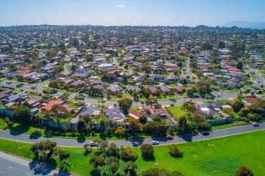Güneşli bir günde Avustralya, Melbourne 'daki Wheelers Hill banliyösünün havadan manzarası