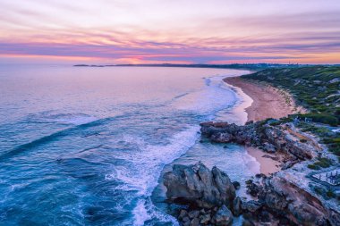 Warrnambool, Avustralya 'daki Point Ritchie Gözcüleri' nde engebeli kayalar ve okyanus kıyıları