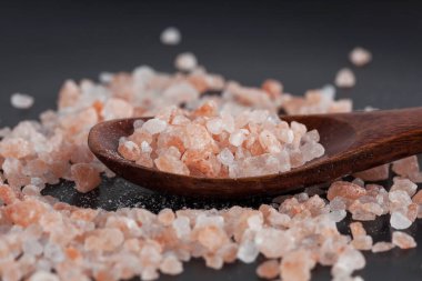 Himalaya pembe kaya tuzu ahşap kaşıkta yakın plan