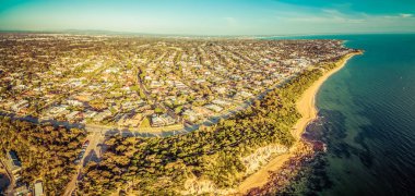 Gün batımında Melbourne 'da Kara Kaya' nın hava manzarası.