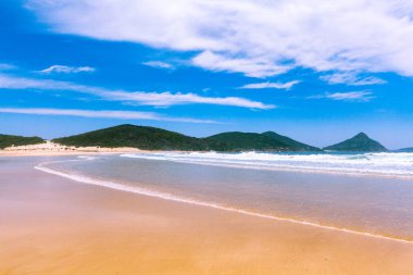 Dalgalar Fingal Adası 'na geçişe izin veriyor. Fingal Körfezi, Yeni Güney Galler, Avustralya