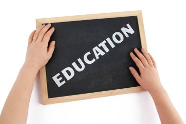 Eğitim konusu çocuk elleriyle ve yazı tahtasıyla betimlendi