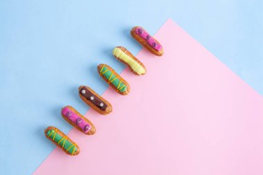 Fotokopi alanı ile pembe-mavi arkaplan üzerinde çapraz sırada Fransız ekleriName