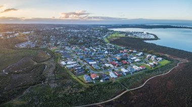 Hastings banliyösü ve Westernport Marina 'nın hava panoramik manzarası alacakaranlıkta. Melbourne, Avustralya
