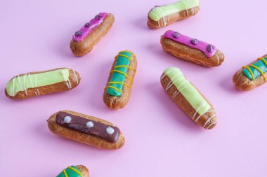 Pembe masadaki dağınık Fransız eklerince hazırlanmış tatlıya yakın plan.