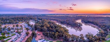 Murray River 'ın hava manzarası ve gün batımında tatil parkı. Moama, Yeni Güney Galler, Avustralya