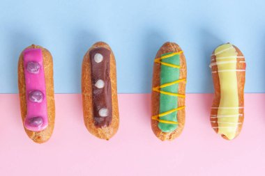 Pembe-mavi arkaplandaki eklerin üst görüntüsü