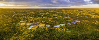Çavdar banliyösünün güzel günbatımında hava manzarası. Mornington Yarımadası, Melbourne, Avustralya