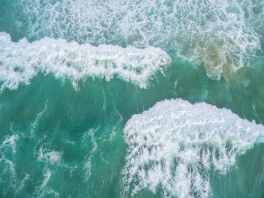 Güçlü okyanus dalgaları eziyor - hava manzarası