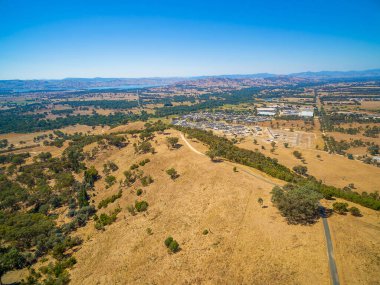 Killara 'nın ve Huon Hill' in hava manzarası güneşli bir günde gözcülük yapıyor.