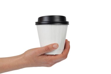 Tek kullanımlık beyaz bir kahve bardağını tutan kadın. Beyaz arka planda, fotokopi alanı olan.