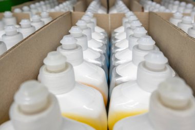 Beyaz plastik bulaşık makinesinin sıvı şişeleri perspektifi giderek azalıyor