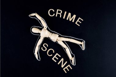 Tahta kukla heykel yerde tebeşirle çizilmiş yatıyor. Suç soruşturması konsepti.