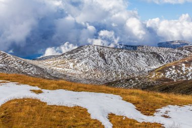 Avustralya 'daki Kosciuszko Dağı Ulusal Parkı' ndaki Karlı Dağların yamaçlarında kar birikiyor.