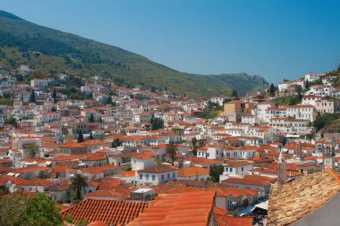 Yunanistan 'ın Hydra Adası' ndaki evlerin kırmızı çatıları