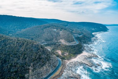Meşhur Büyük Okyanus Yolu 'nun kıvrımları - hava manzarası